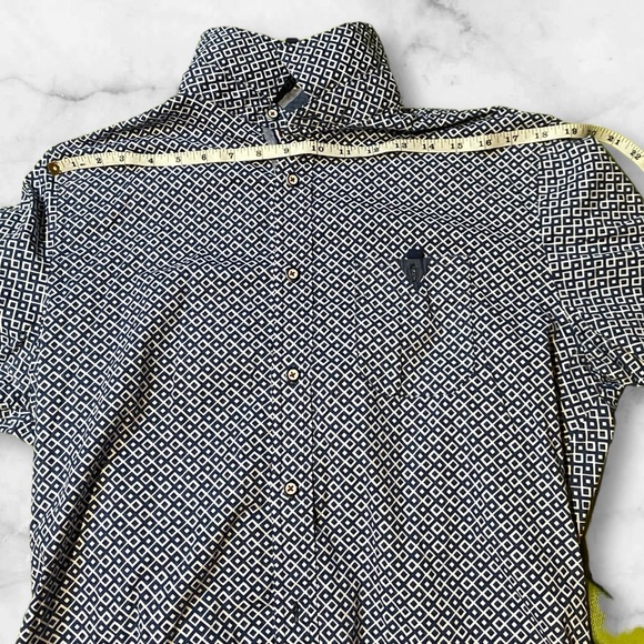 Comfy fit button down with detail - Picture 3 of 8